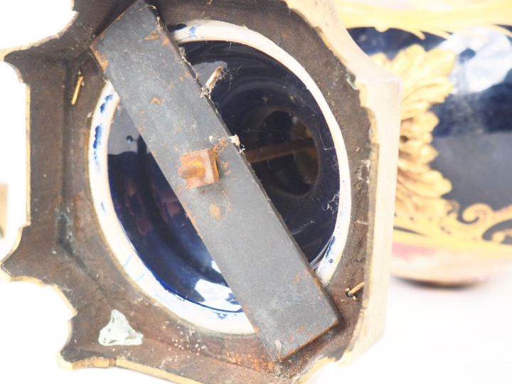 Paire de vases balustre en porcelaine de style Louis XVI à décor dans 