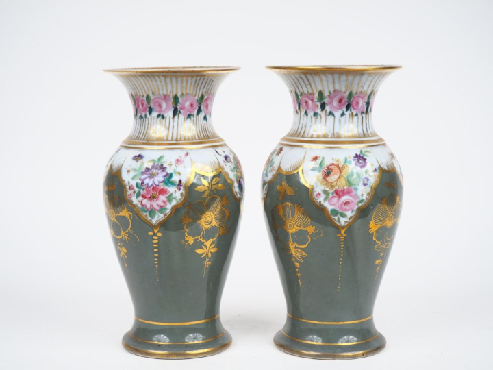 Paire de vases ovoides fin XIXème en porcelaine à décor de fleurs poly