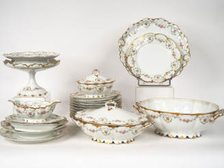 Vente aux enchères HAVILAND.  Partie de service de table en porcelaine de Limoges à décor