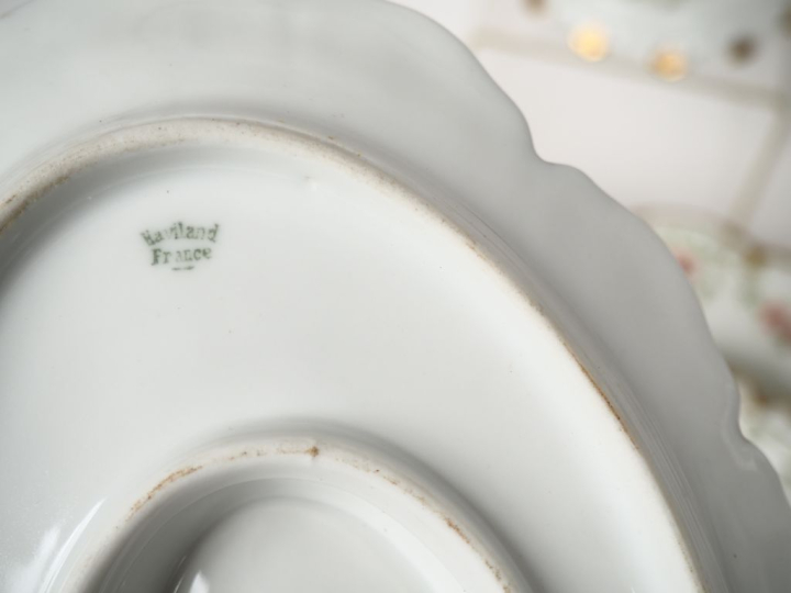 HAVILAND.  Partie de service de table en porcelaine de Limoges à décor