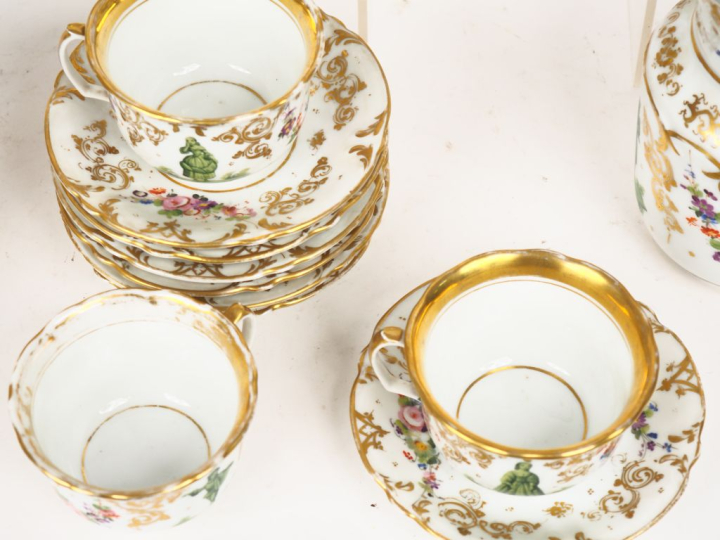 Service à thé Napoléon III en porcelaine de Paris, à décor de personna