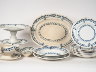Vente aux enchères MINTON.  Service de table en faience fine, à décor de feuillage en cam