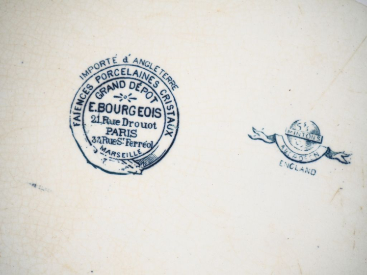 MINTON.  Service de table en faience fine, à décor de feuillage en cam