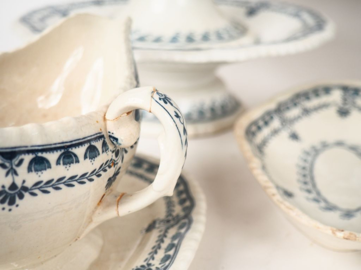 MINTON.  Service de table en faience fine, à décor de feuillage en cam