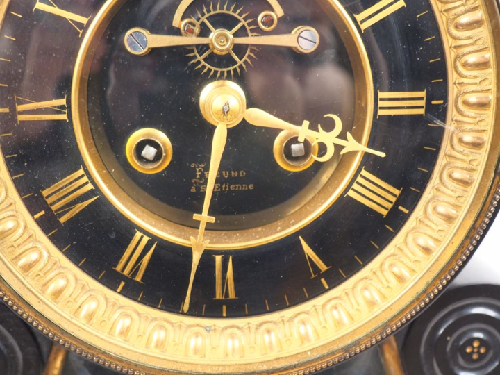 Pendule borne Napoléon III en marbre noir mouluré, cadran en partie sq