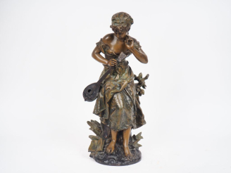 Vente aux enchères MOREAU.  "Poésie moderne". Sujet en régule polychrome.  H. 56 cm