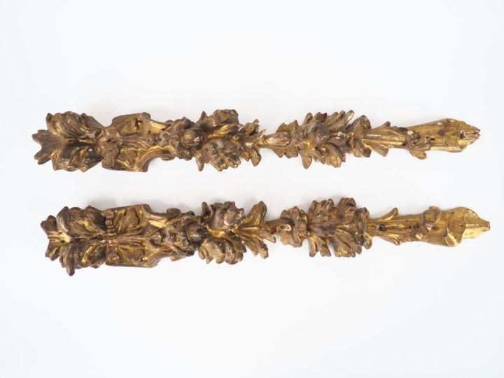 Paire de bois dorés XVIIIème à décor de draperies, de fleurs et de feu