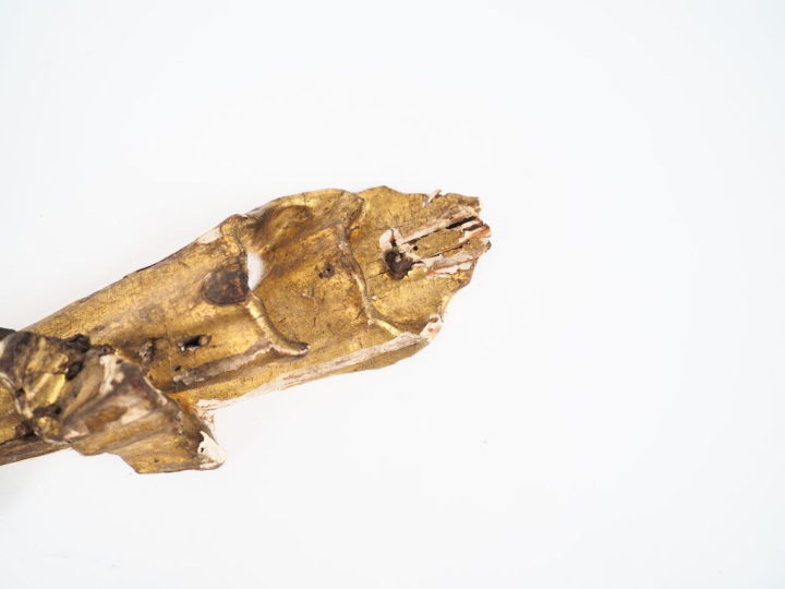 Paire de bois dorés XVIIIème à décor de draperies, de fleurs et de feu