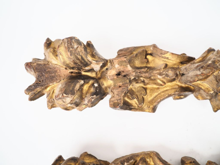 Paire de bois dorés XVIIIème à décor de draperies, de fleurs et de feu