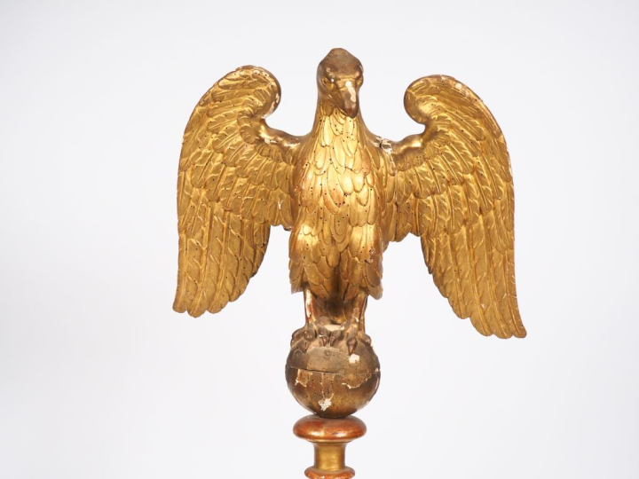 Sculpture en bois doré XIXème figurant un aigle aux ailes déployées su