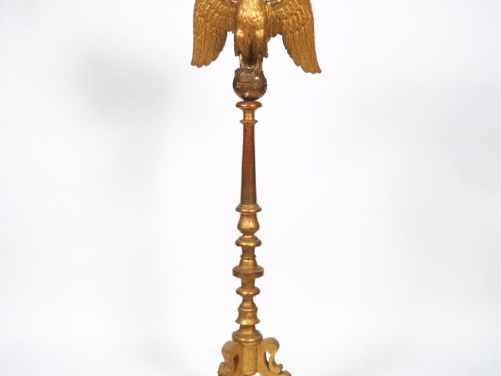 Sculpture en bois doré XIXème figurant un aigle aux ailes déployées su