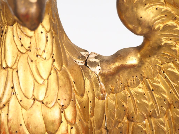 Sculpture en bois doré XIXème figurant un aigle aux ailes déployées su