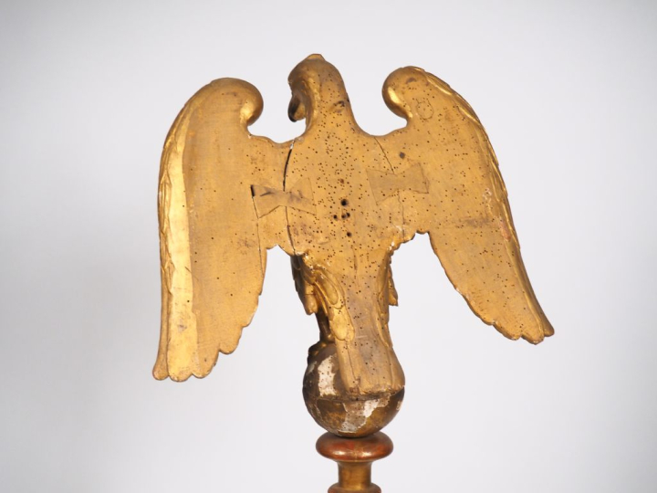 Sculpture en bois doré XIXème figurant un aigle aux ailes déployées su