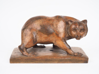 Vente aux enchères Sujet en bois sculpté "Ours brun". Dim. 21 x 32 x 18 cm