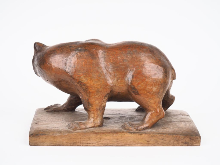 Sujet en bois sculpté "Ours brun". Dim. 21 x 32 x 18 cm