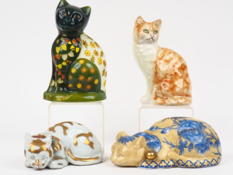 Vente aux enchères Suite de 4 chats en porcelaine et verre opalin.