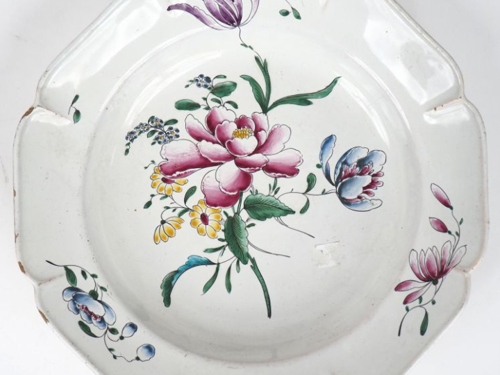 Assiette creuse XVIIIème en faience de Strasbourg, décor de fleurs pol