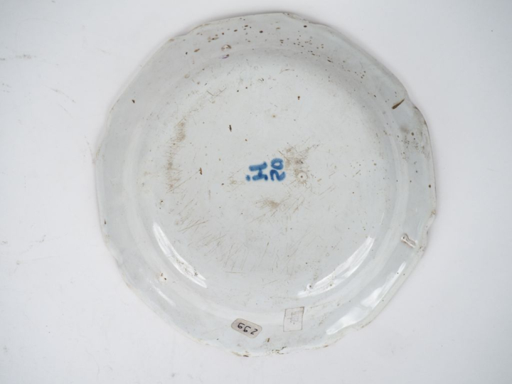 Assiette creuse XVIIIème en faience de Strasbourg, décor de fleurs pol