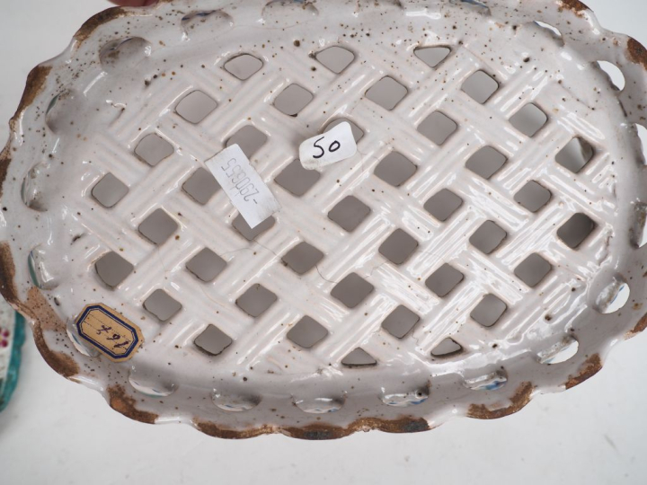 Corbeille XVIIIème en faience de Strasbourg, décor à la rose manganèse