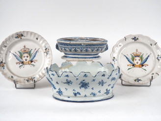 Vente aux enchères Monture d'huilier XVIIIème en faience de Moustiers décor en camaieu bl