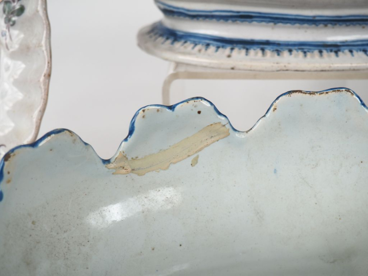 Monture d'huilier XVIIIème en faience de Moustiers décor en camaieu bl