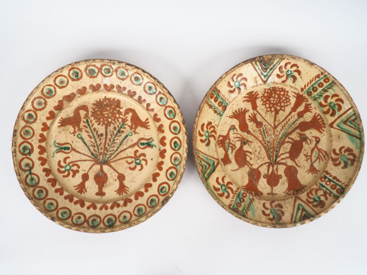 Deux plats en terre vernissée à décor d'oiseaux et de fleurs dans des 