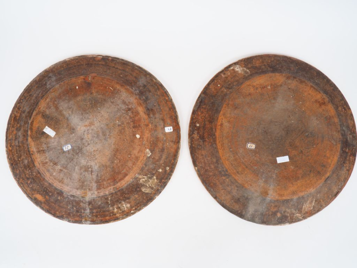 Deux plats en terre vernissée à décor d'oiseaux et de fleurs dans des 