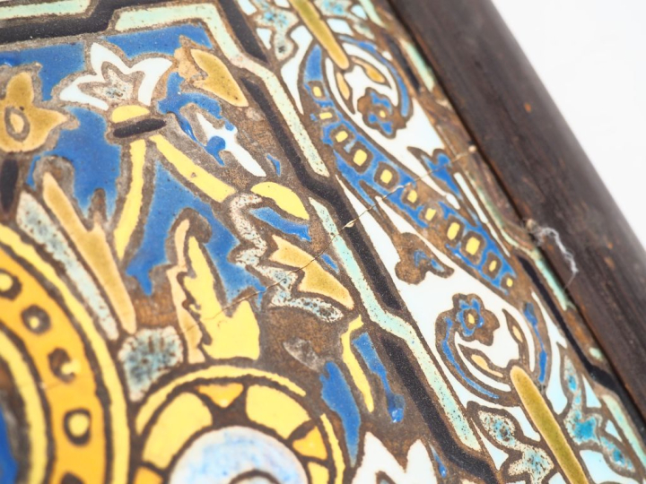 Plaque 1900 en faience polychrome "Vierge couronnée à l'enfant". Dim.3