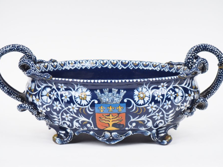 NEVERS.  Grande jardinière en émaux sur cuivre à décor d'armoiries, de