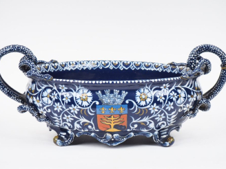 Vente aux enchères NEVERS.  Grande jardinière en émaux sur cuivre à décor d'armoiries, de