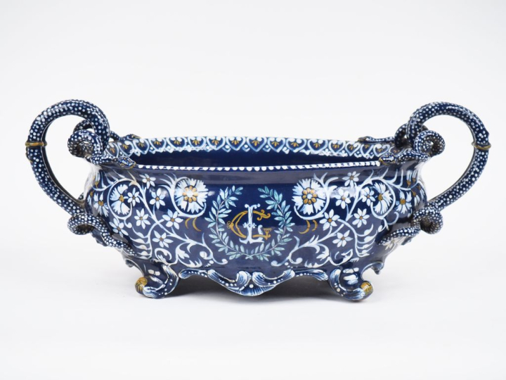 NEVERS.  Grande jardinière en émaux sur cuivre à décor d'armoiries, de