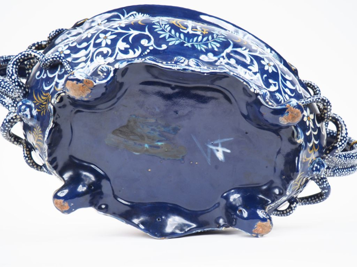 NEVERS.  Grande jardinière en émaux sur cuivre à décor d'armoiries, de