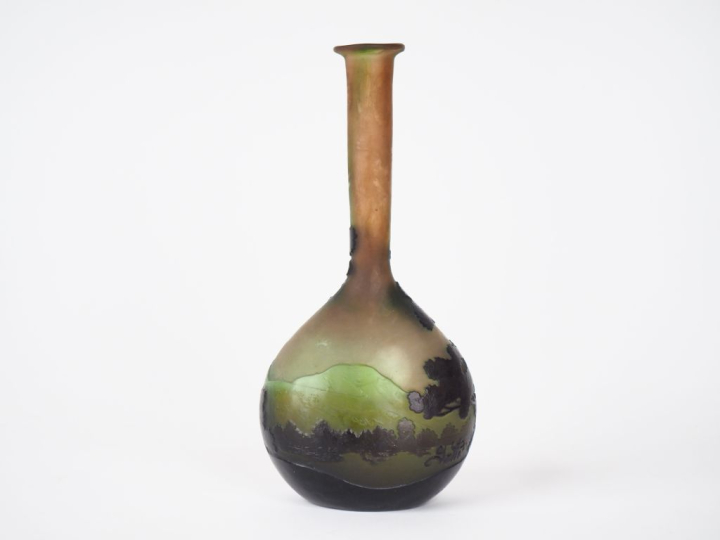 GALLE.  Petit vase soliflore en verre, à décor gravé en camée et à l'a