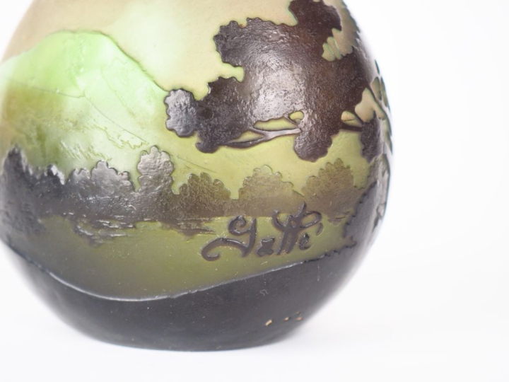 GALLE.  Petit vase soliflore en verre, à décor gravé en camée et à l'a