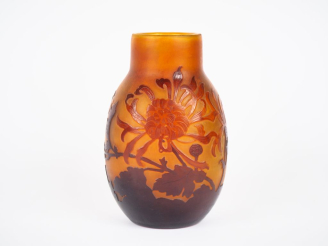 Vente aux enchères GALLE.  Vase en verre à décor gravé en camée et à l'acide de chrysantè