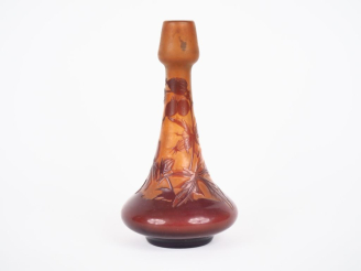 Vente aux enchères GALLE.  Vase soliflore en verre à décor gravé en camée et à l'acide de