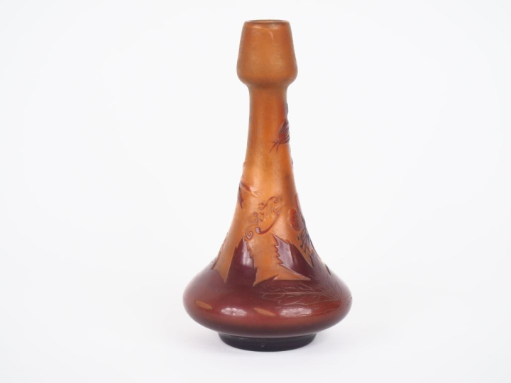 GALLE.  Vase soliflore en verre à décor gravé en camée et à l'acide de