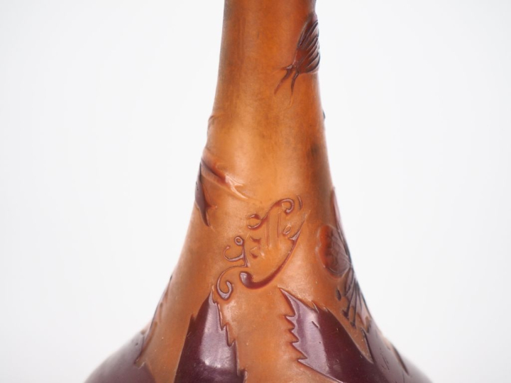 GALLE.  Vase soliflore en verre à décor gravé en camée et à l'acide de