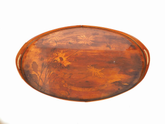 Vente aux enchères GALLE.  Guéridon ovale en marqueterie à décor de fleurs. Signé. Dim. 7