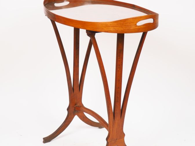 GALLE.  Guéridon ovale en marqueterie à décor de fleurs. Signé. Dim. 7