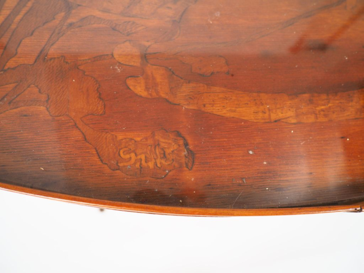 GALLE.  Guéridon ovale en marqueterie à décor de fleurs. Signé. Dim. 7