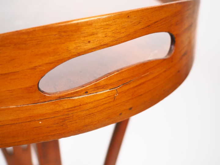 GALLE.  Guéridon ovale en marqueterie à décor de fleurs. Signé. Dim. 7