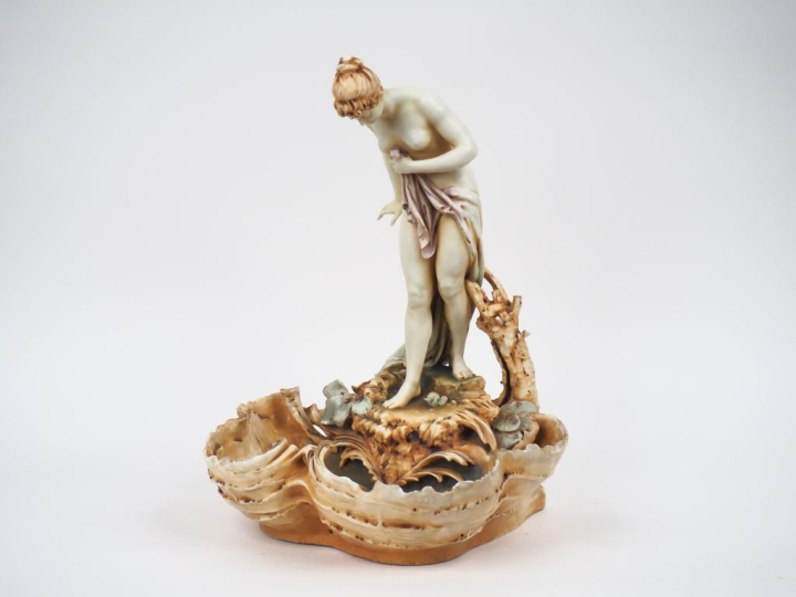 AMPHORA.  Grand vide poches en biscuit polychrome en forme de baigneus