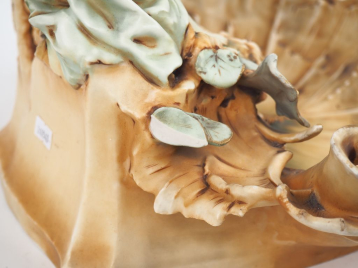 AMPHORA.  Grand vide poches en biscuit polychrome en forme de baigneus