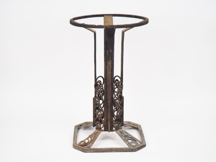 Guéridon Art Déco en fer forgé et martelé (état moyen). H. 58 cm Diam.