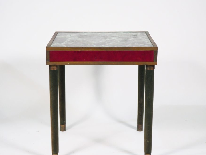 Table à jeux 1940 piétement et ceinture gainés de velours, plateau à l