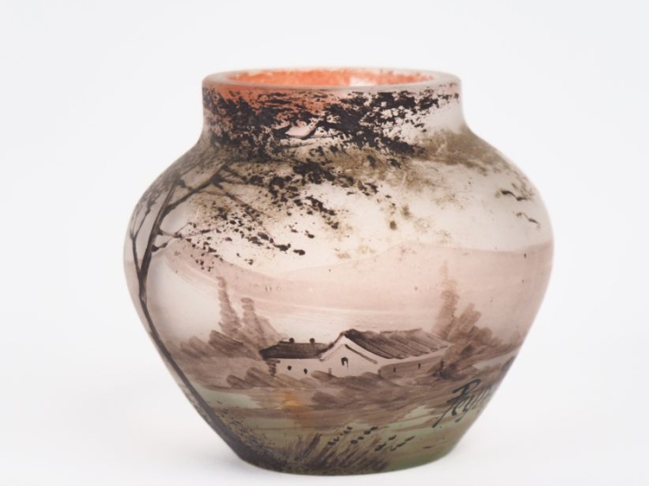 REYNAUD.  Vase 1900 en verre peint polychrome. Signé H. 6 cm