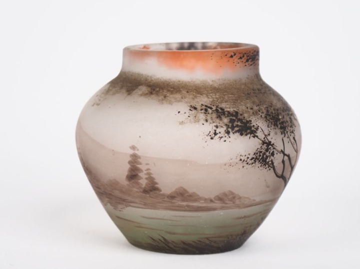 REYNAUD.  Vase 1900 en verre peint polychrome. Signé H. 6 cm