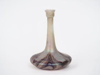 Vente aux enchères Soliflore 1900 en verre mélé dans le goût de Leutz. H. 18 cm