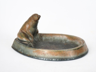 Vente aux enchères Vide poche Art Nouveau en grès à décor d'otarie. Dim. 12 x 21 cm